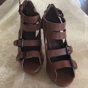 Guess summer platform sandals.